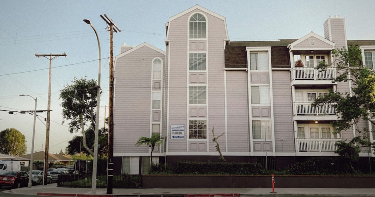 Lakeview East Eight-Unit Apartment Building Trades Hands in Boutique Sale